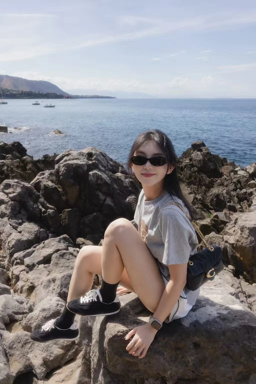 蟹蟹梨的海岸岩石与旅行人像，用户提供实拍
