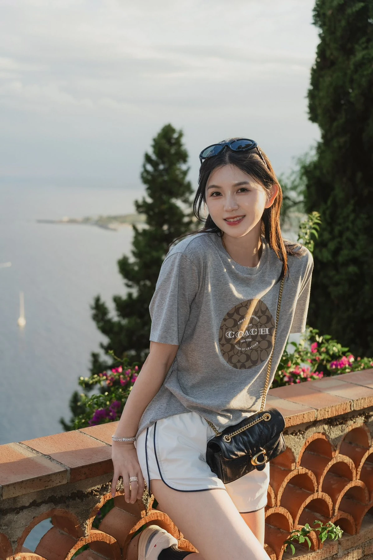 蟹蟹梨在海岸旅宿的旅行人像，用户提供实拍